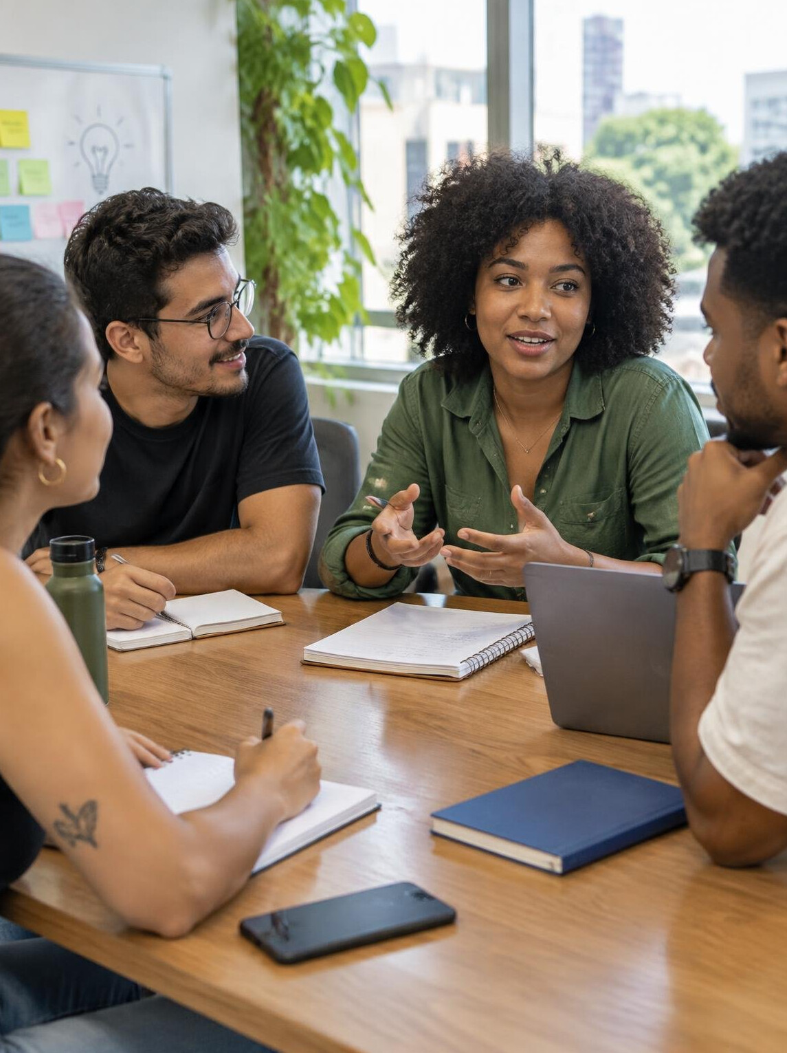 Colegas discutindo ideias em uma mesa de trabalho
